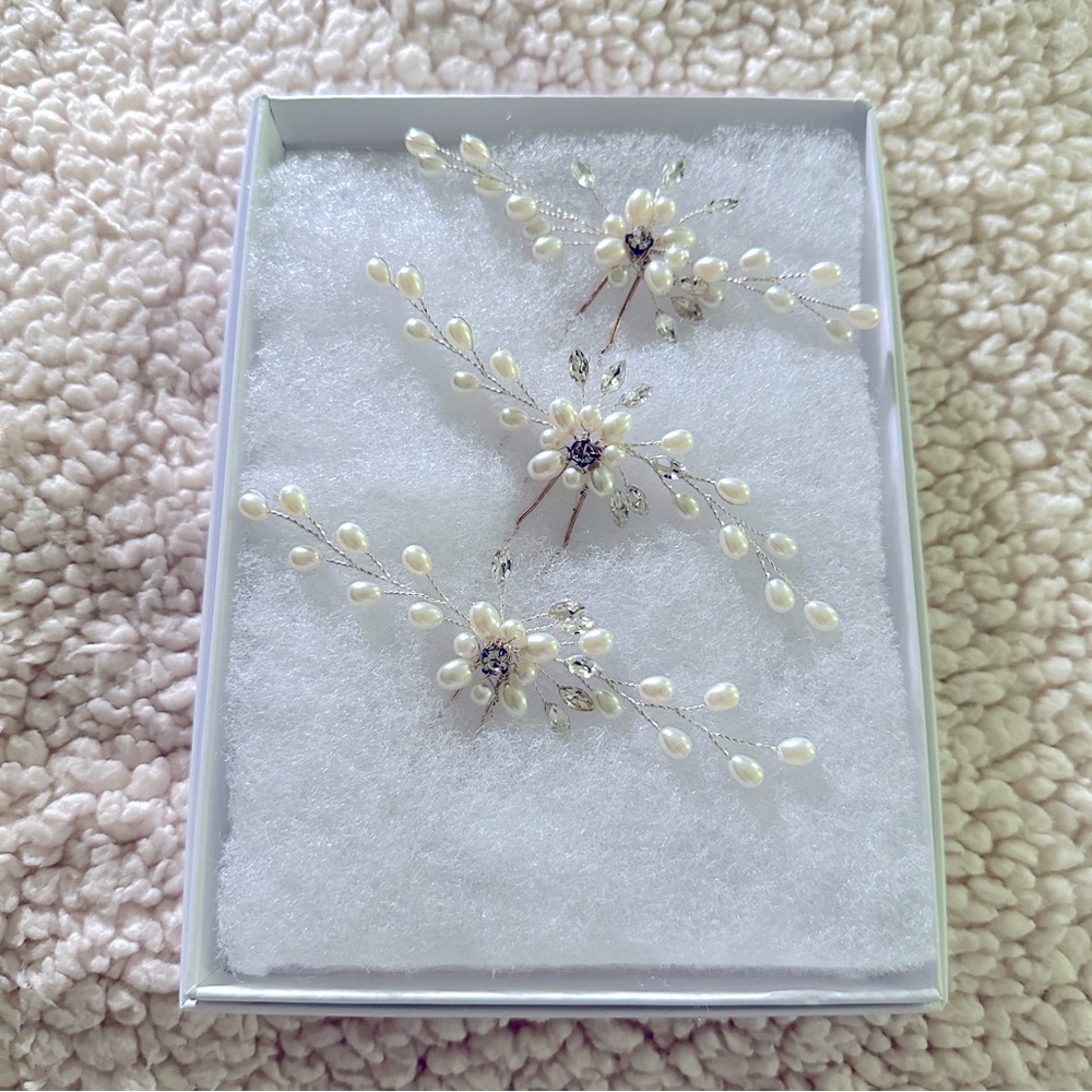 Bridal elegant hair pins with pearls and faux diamonds wedding bride floral deco